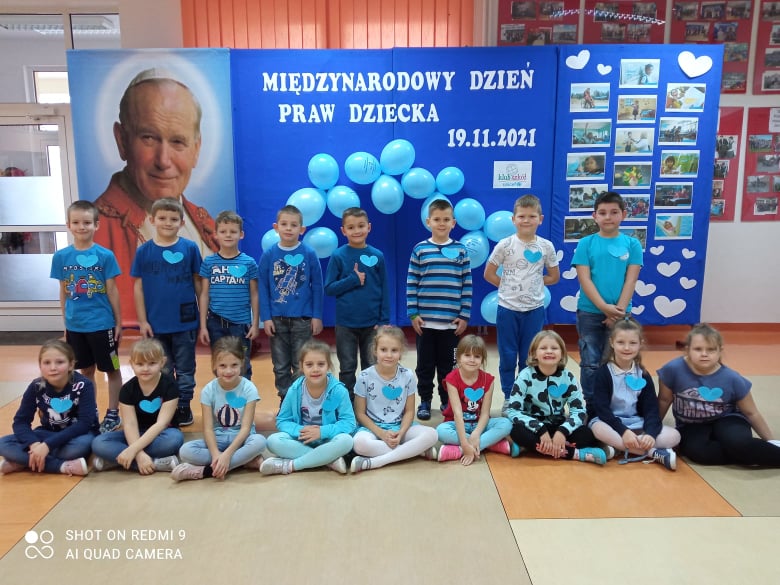 Grupa uczniów obchodzących Międzynarodowy Dzień Praw Dziecka w PSP nr 2 w Chorzelach